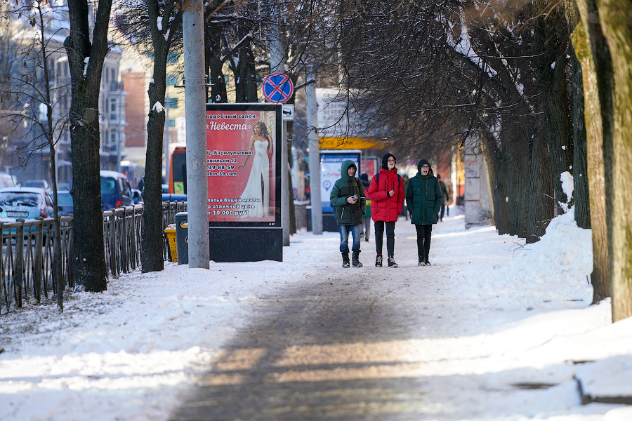 «Насладиться» зимой: во что превратились дороги в Калининграде после снегопада (фото)
