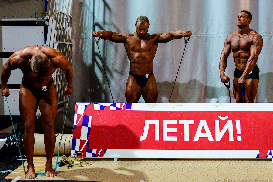 Мышцы в стразах: в Калининграде прошёл кубок региона по бодибилдингу (фото)