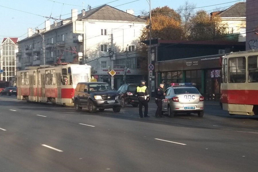 Из-за двух джипов, не поделивших дорогу, на Черняховского блокировано движение трамваев (фото)