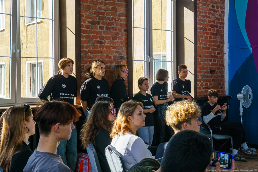 «Ошибка выжившего в общежитии»: в Калининграде прошла премьера форум-спектакля