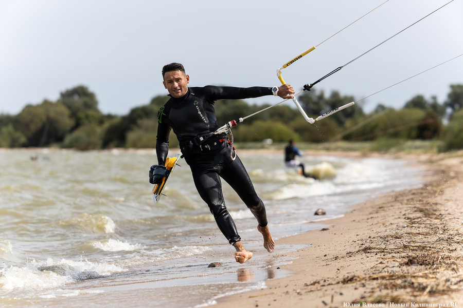 По воде против ветра: на Куршском заливе соревновались под кайтом и с крылом (фото)