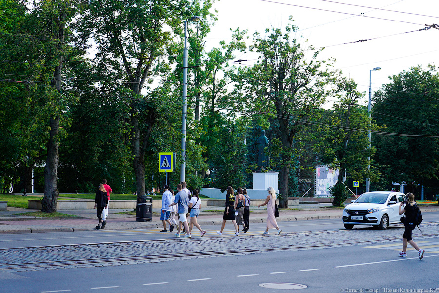 Футуролог Пётр и машина времени: «Фестивальная дирекция» представила спектакль-прогулку 