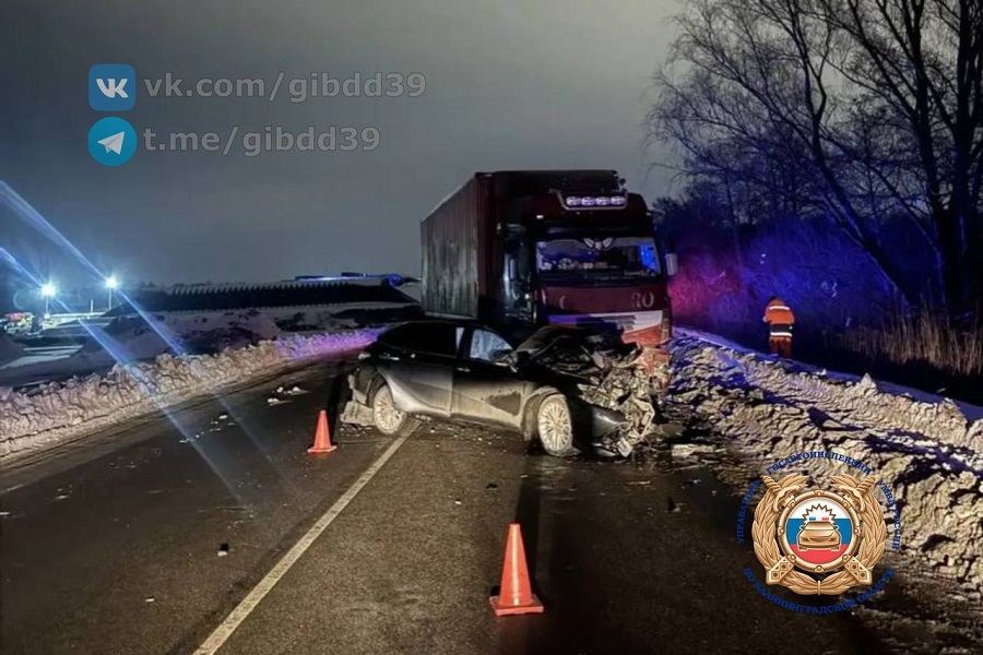 На Северном обходе Калининграда «Тойота» столкнулась с фурой, погиб водитель
