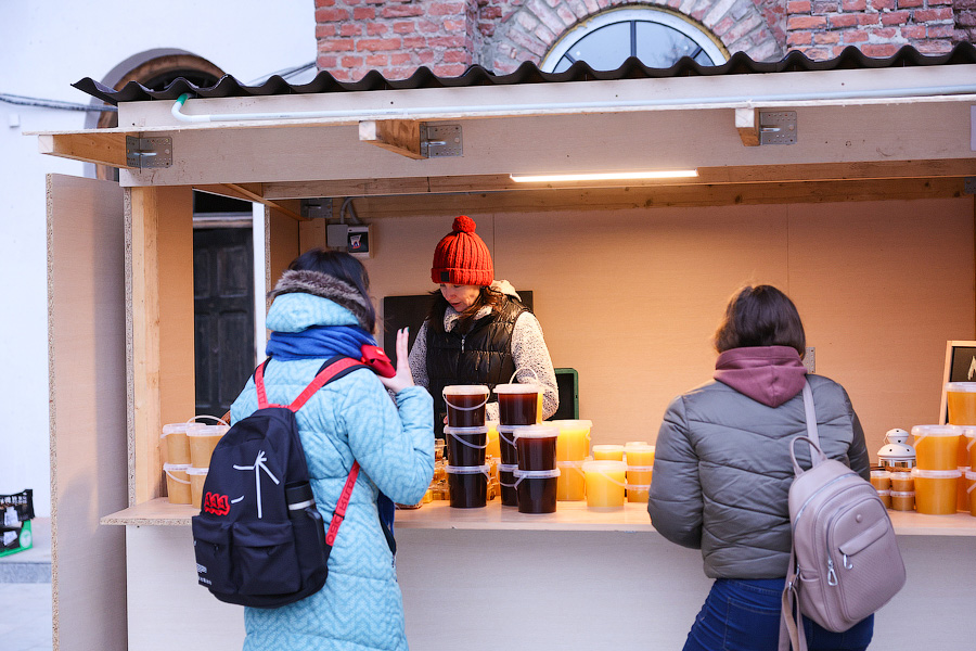 И всё-таки она светится: на территории пивоварни «Понарт» открылась новогодняя ярмарка (фото)