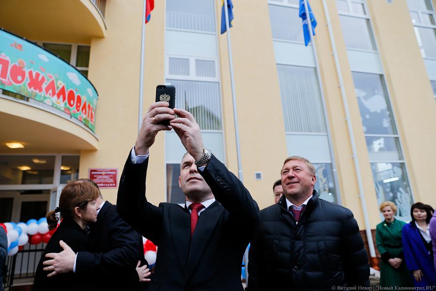 Селфи на фоне детства: как Павел Астахов Калининградскую область навещал