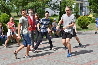 Уже 7 лет: открыта продажа путевок в летний детский лагерь «Королевский двор»