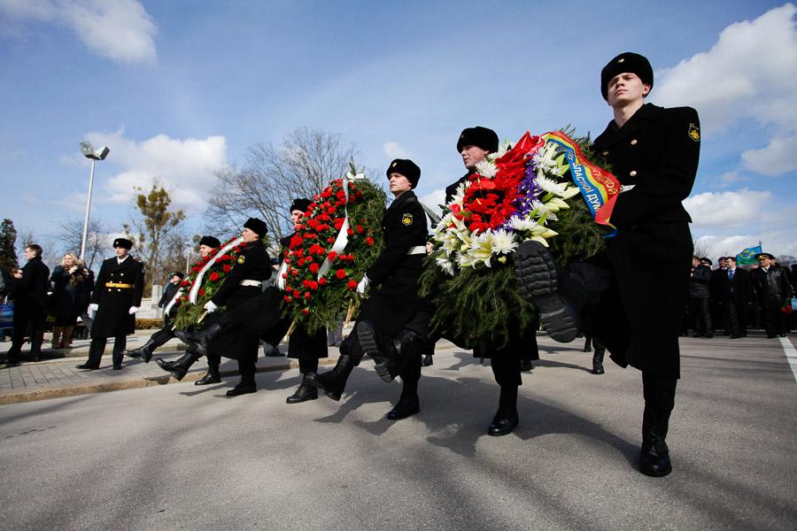 «И снова победа»: возложение венков и цветов на мемориале 1200 воинам-гвардейцам 