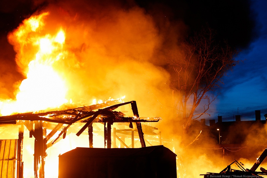 В Калининграде во время пожара в жилом доме пострадал человек