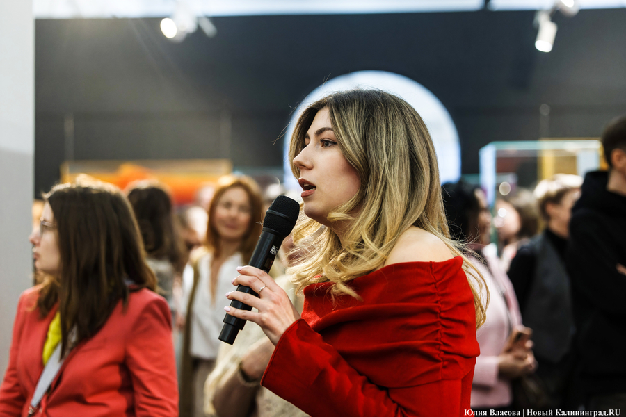 Вселенная смыслов и эмоций: в Музее искусств открылась выставка «Космос красного» (фото)