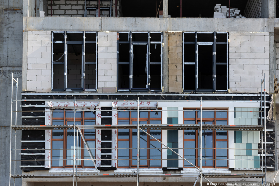 С видом на море и стройку: как выглядит пляж в Светлогорске этим летом