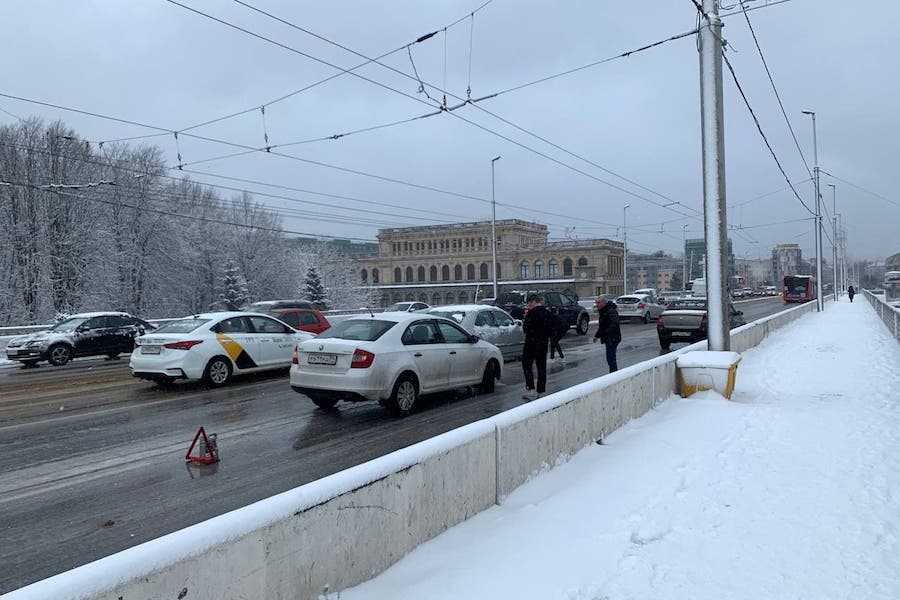 На эстакадном мосту столкнулись три машины (фото)