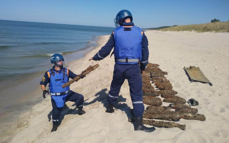 Под Балтийском началось разминирование затопленной немецкой баржи