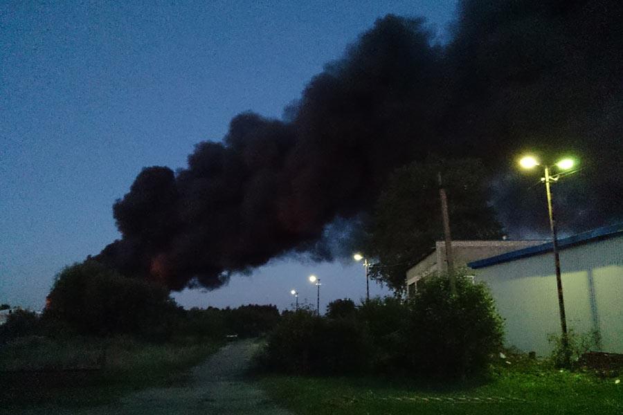 Во Взморье 4 пожарных расчёта тушили загоревшуюся свалку покрышек (фото)