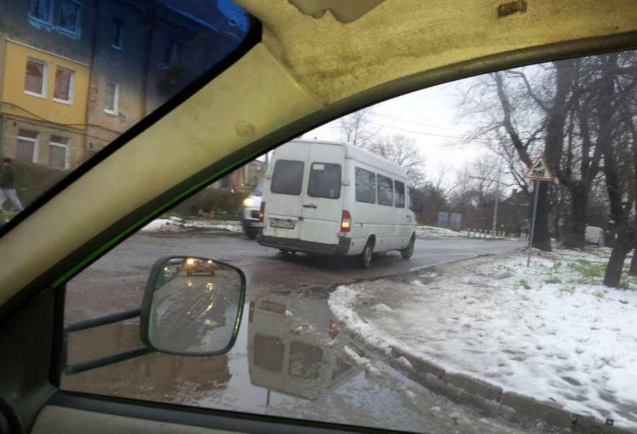 Очевидец: на улице Камской у рейсовой маршрутки отвалилось колесо