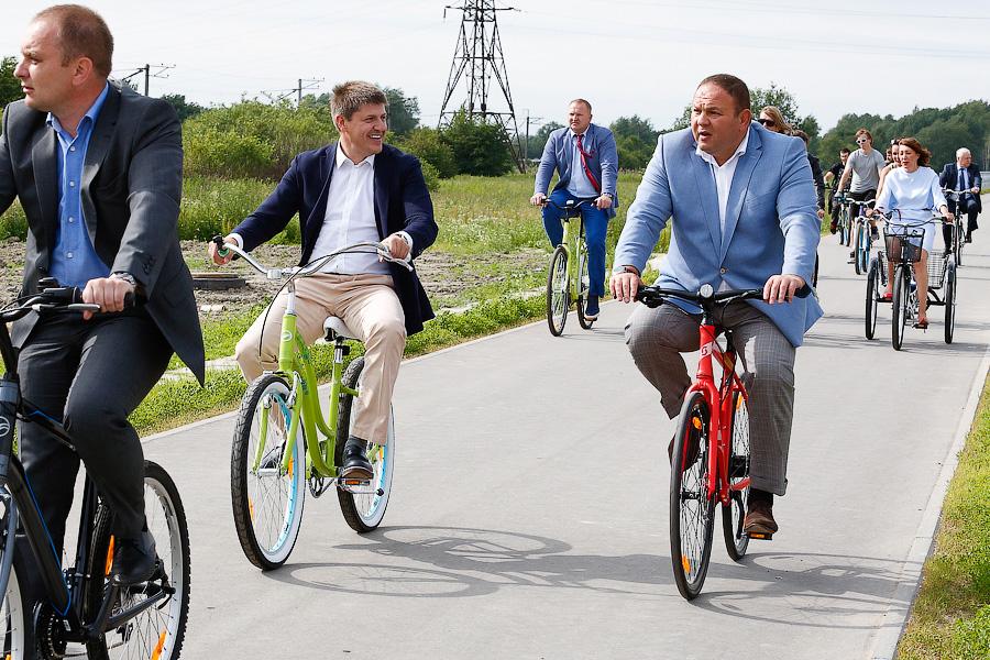 Скрип колеса: как губернатор, чиновники и депутаты новую велодорожку обкатывали