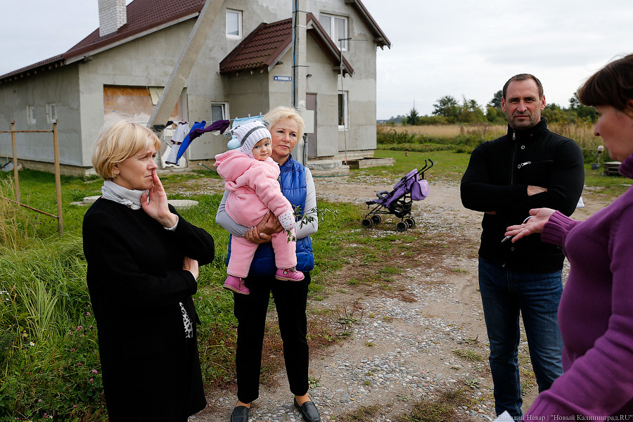 «Мы теперь бомжи»: почему жители Малого Лугового готовы на крайние меры