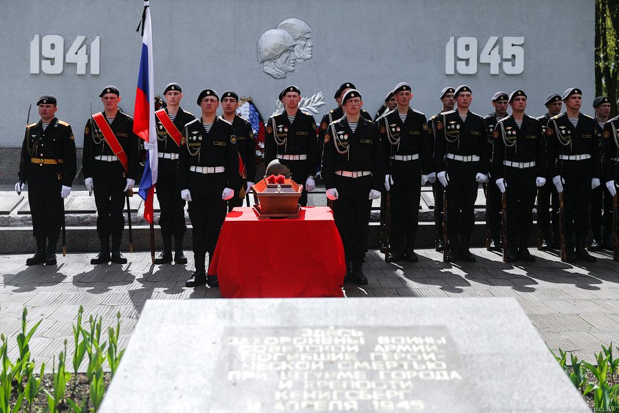 Память героям: в Калининграде перезахоронили найденных поисковиками воинов