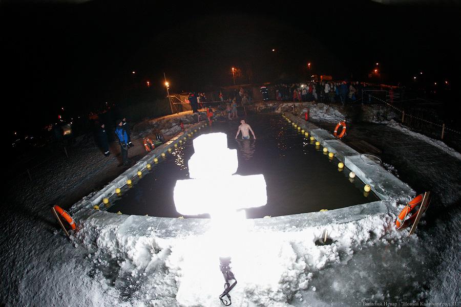 В иордань!: как проходили крещенские купания в Калининграде (фото)