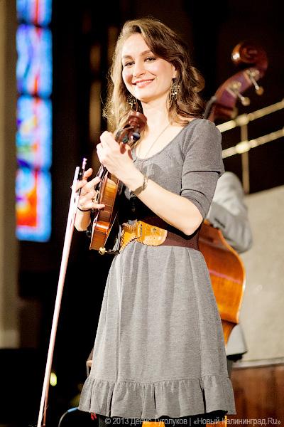 «Всем сестрам по серьгам»: фоторепортаж с концерта The Quebe Sisters Band
