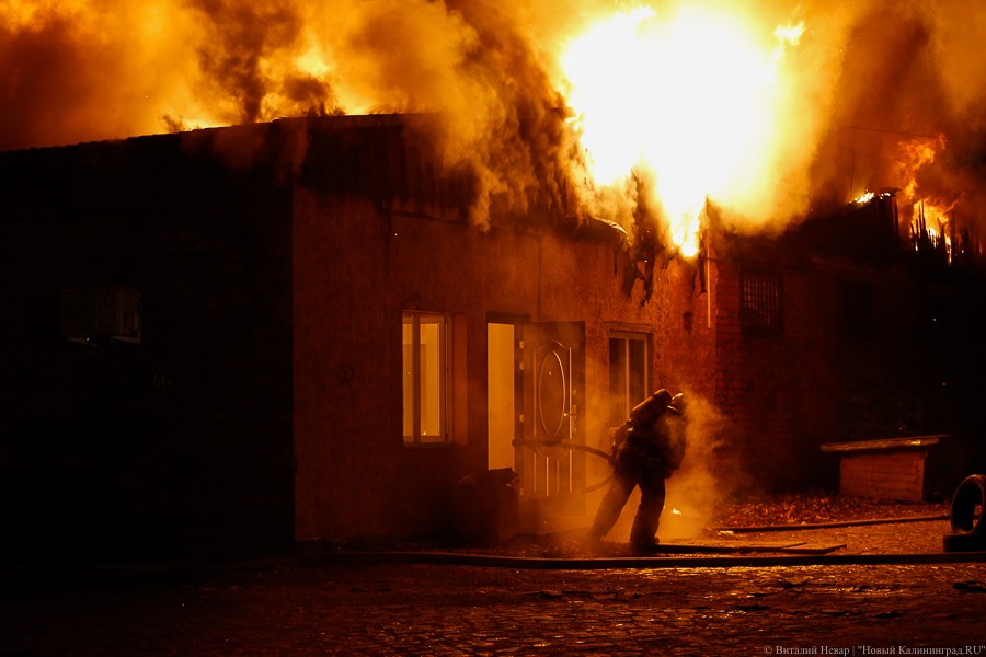 Черный четверг: пожар уничтожил склады на проспекте Калинина (фото) 