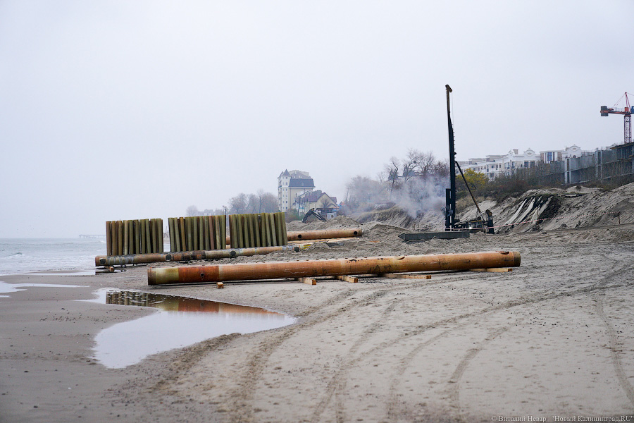 Серферы против гребенок: в Зеленоградске начали установку 40-тонных волноломов (фото)