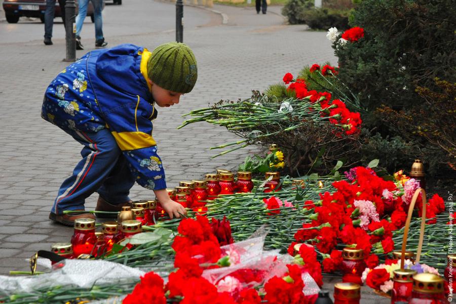 10 апреля: цветы у генконсульства Польши