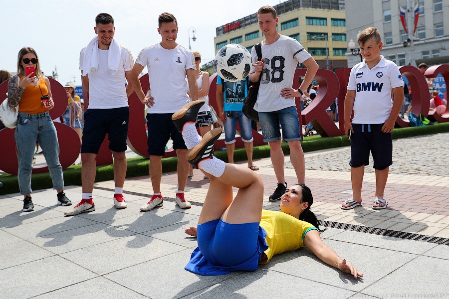 Праздник очередей и футбола: чем запомнился матч легенд ФИФА в Калининграде