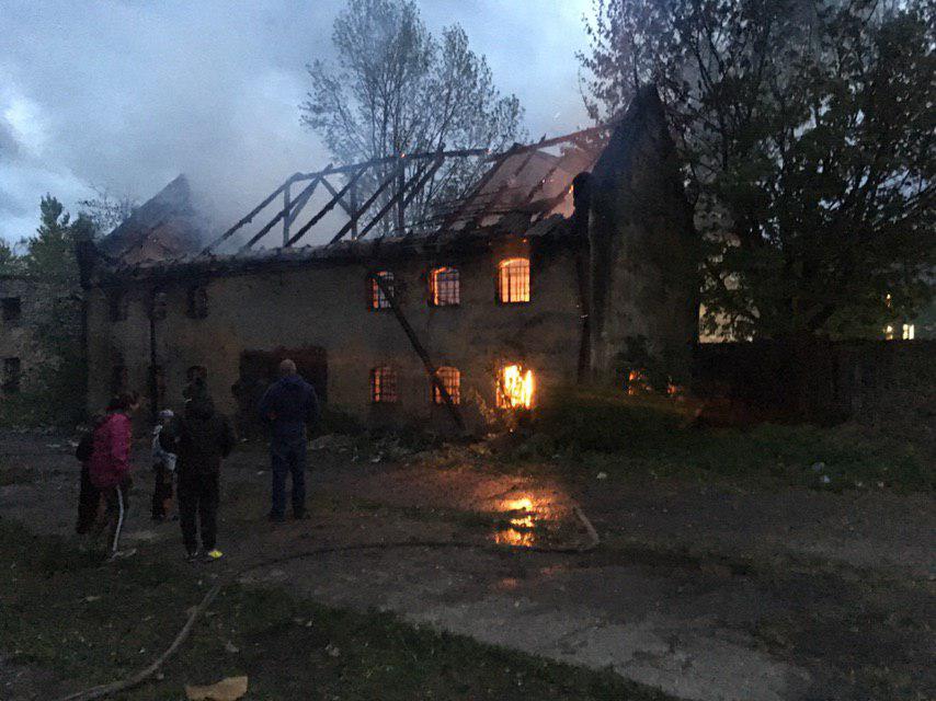 В центре Советска загорелось заброшенное здание (фото) (видео)