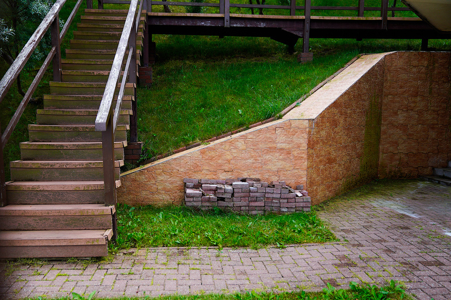 Ржавое настоящее: как выглядит променад рядом с госрезиденцией в Пионерском