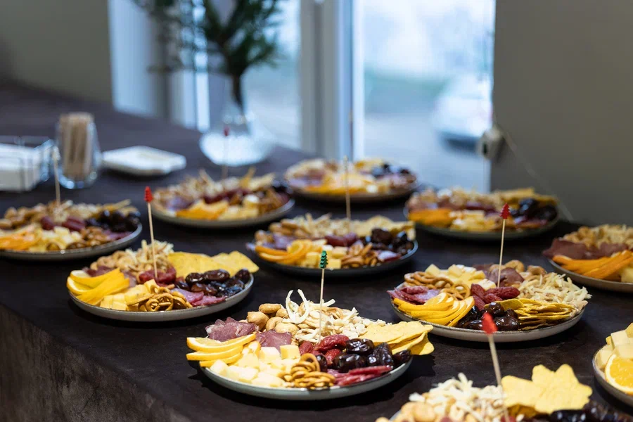 В Роспотребнадзоре напомнили об опасностях праздничного застолья