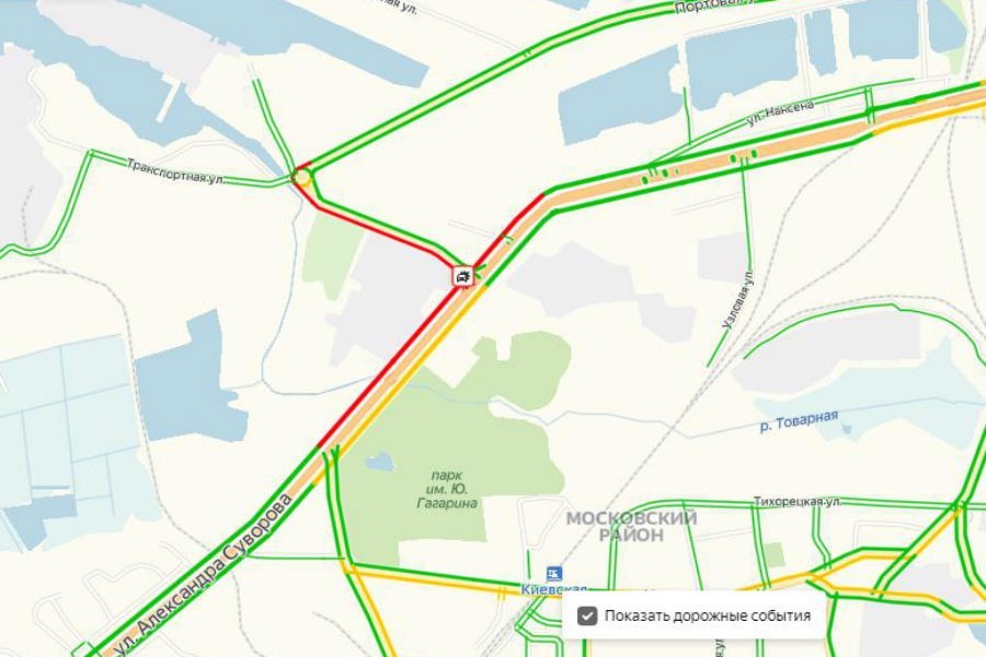 Очевидец: ул. Суворова заблокирована на выезд из-за ДТП с грузовиком