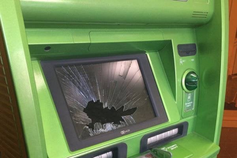 В Гвардейске пенсионер разбил молотком банкомат, чтобы «уехать за границу» (фото)