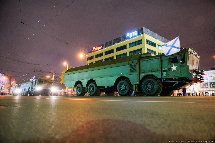 Вечерний марш: в Калининграде прошла репетиция парада Победы (фото)