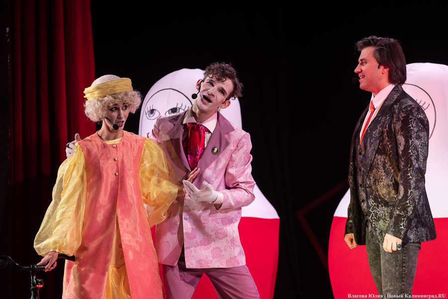 С интонациями The Beatles: в Музыкальном театре показали «Гоголюцинации Чичикова» (фото)