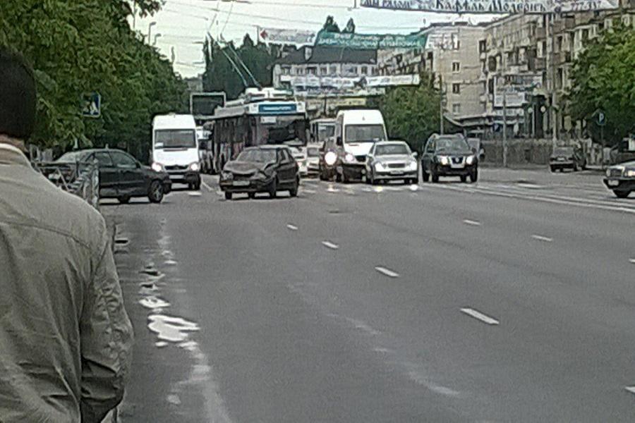 Утром в центре Калининграда столкнулись две иномарки, движение затруднено (фото)