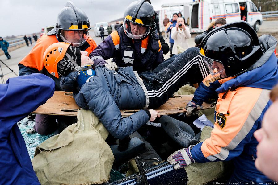 ДТП со зрелищным финалом: под Калининградом прошли учения спасателей