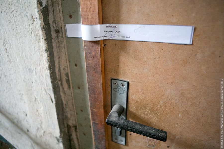 Собачий холод: в разгромленной бывшей казарме на Артиллерийской без тепла и воды живут люди