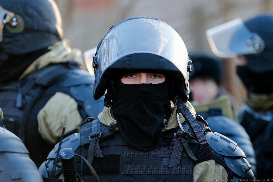 Спецназ задержал в Калининграде рецидивиста, подозреваемого в вымогательстве (видео)