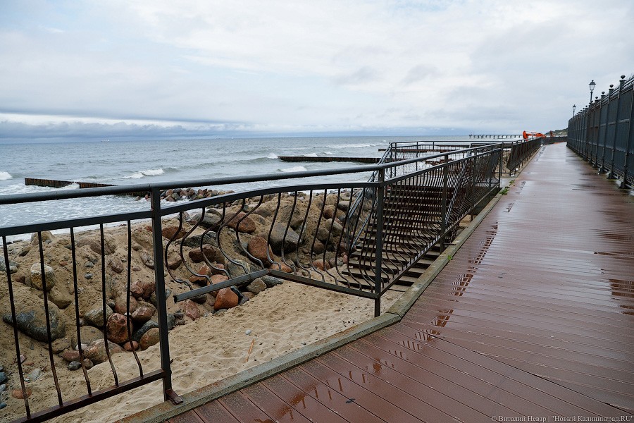 Время собирать камни: как восстанавливают берег у резиденции в Пионерском (фото)