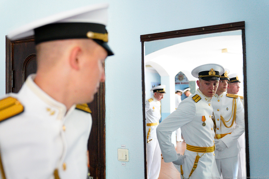 Под солнцем на плацу: как в Калининграде выпустили новых офицеров ВМФ (фото)