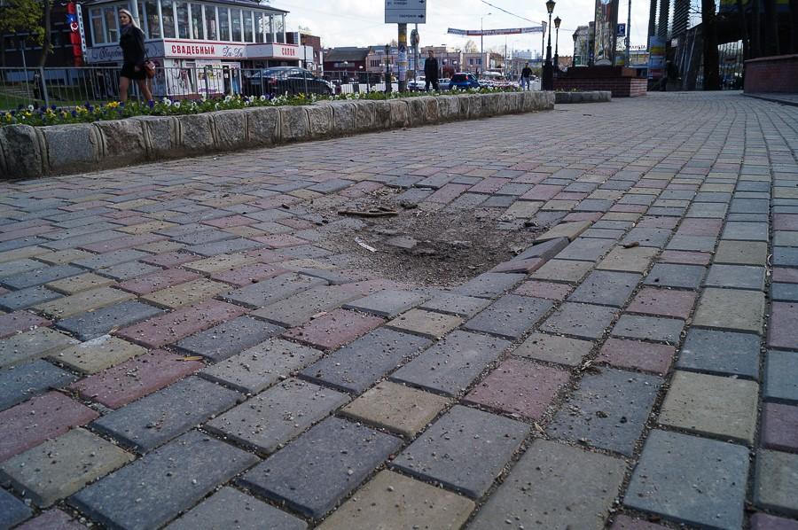 В центре Калининграда возле «амулета против пьянства» просела плитка (фото)