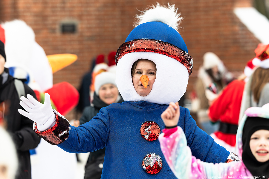 Цвет настроения — красный: на острове Канта прошёл благотворительный забег Дедов Морозов