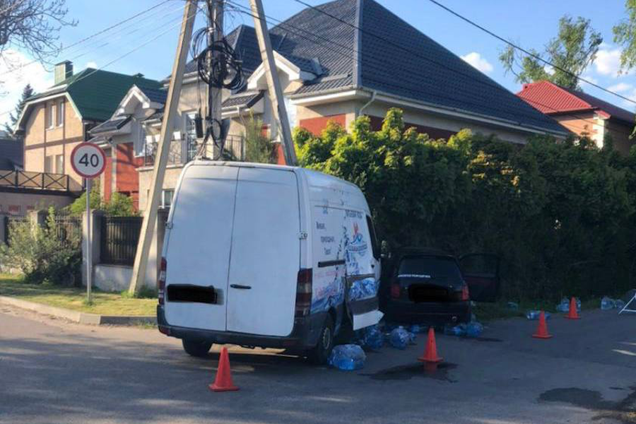 В Калининграде столкнулись микроавтобус «Мерседес» и «Ниссан». Есть пострадавшие (фото)