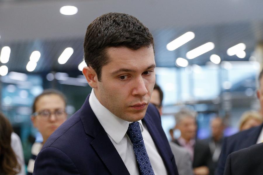 Антон Алиханов подарил Евгению Гришковцу велосипед