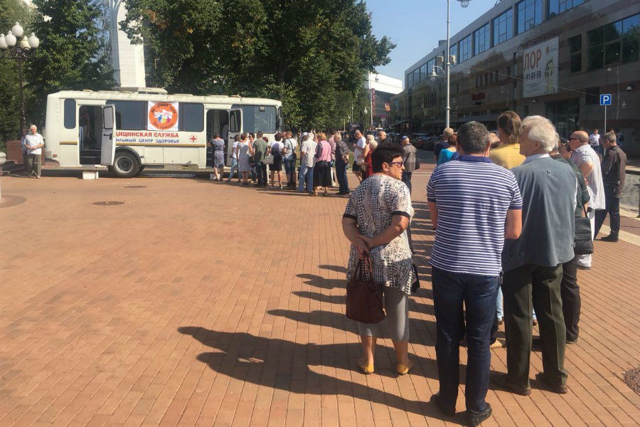 На площади Победы скопилась очередь за прививками от гриппа (фото)