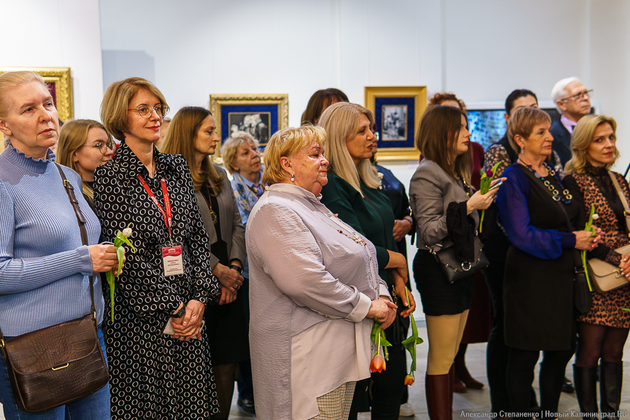 «С французским шармом»: в Калининграде открылась выставка шелковых картин (фото)