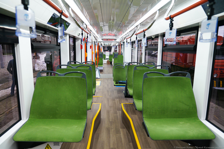 Летучий голландец: в Калининград привезли новый трамвай (фото)