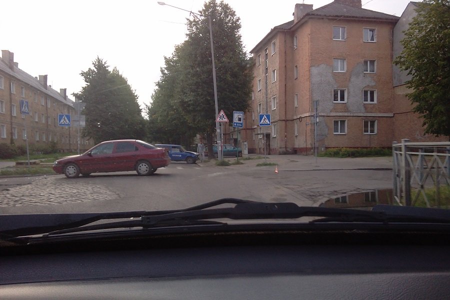 На ул. П. Морозова два автомобиля перегородили дорогу после ДТП (фото) 
