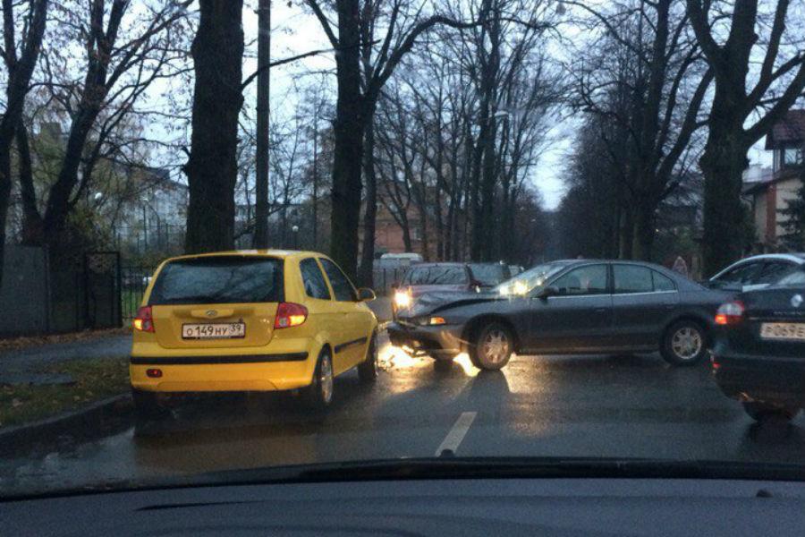 Столкнувшиеся авто блокировали проезд по ул. Льва Толстого (фото)