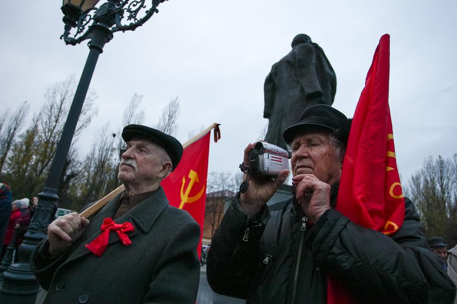 Цветы для Ленина: в Калининграде отметили годовщину Октябрьской революции